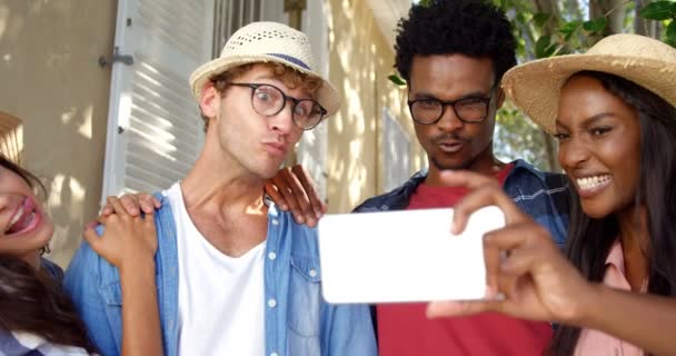 Jonge hipsters zijn het nemen van een selfie — Stockvideo