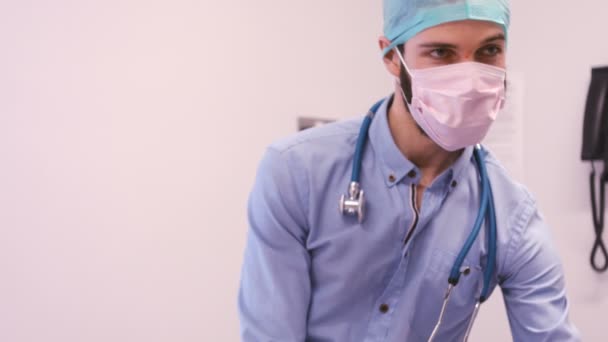 남자 수 의사는 개 검사 — 비디오