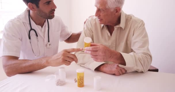 Médecin donnant la prescription à l'homme âgé — Video