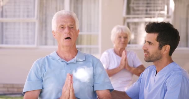 Krankenschwester hilft Seniorin beim Sport — Stockvideo