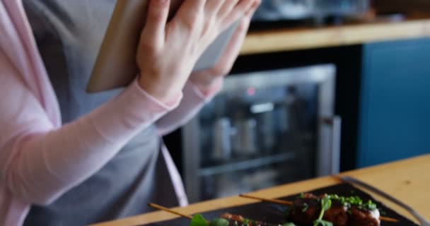 여자는 점심 식사 시간 동안 태블릿을 사용 하 여 — 비디오
