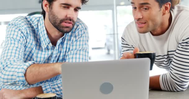 Amigos usando laptop enquanto toma café — Vídeo de Stock