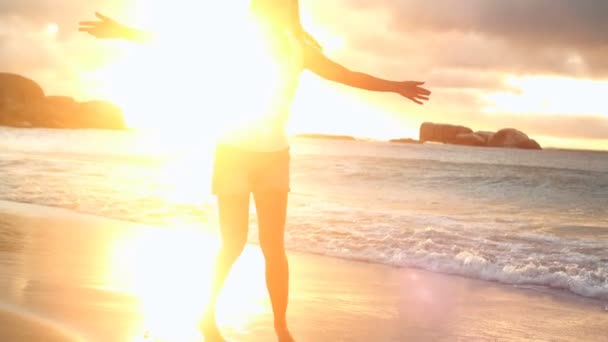 Mujer joven divirtiéndose en la playa — Vídeo de stock