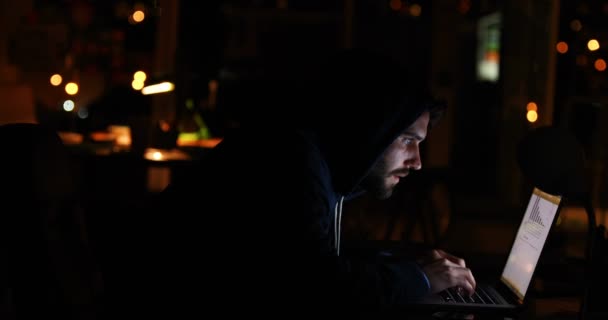 Hacker met behulp van laptop bij nacht — Stockvideo