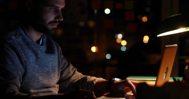 Businessman using laptop at night — Stock Video