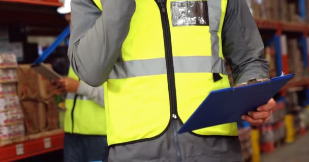 Trabajadores de almacén trabajando juntos — Vídeo de stock