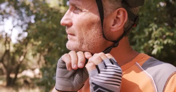 Homem vestindo capacete de ciclismo — Vídeo de Stock