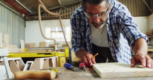 Tischler konzentriert bei der Arbeit — Stockvideo