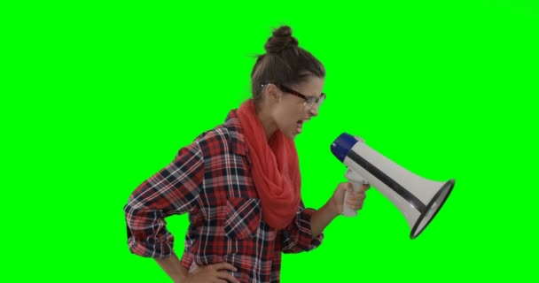 Mujer gritando en altavoz de cuerno — Vídeos de Stock