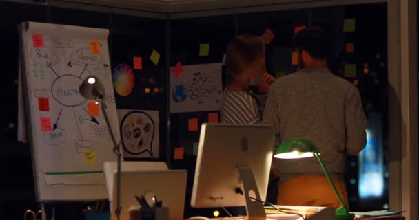 Casual συναδέλφους "brainstorming" τη νύχτα — Αρχείο Βίντεο