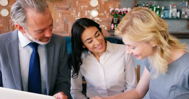 Mujeres y hombres de negocios que interactúan entre sí — Vídeos de Stock