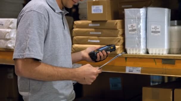 Productos de escaneo de trabajadores con un escáner de código de barras — Vídeos de Stock