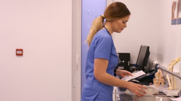 En veterinär visar sin telefon till sin assistent — Stockvideo