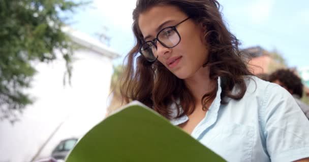 Nő mosolyog olvasás közben könyv — Stock videók