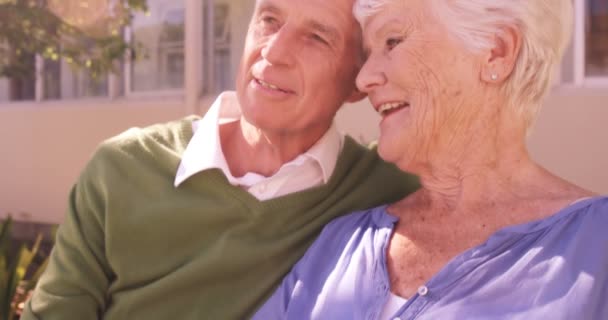 Äldre par sitter tillsammans — Stockvideo