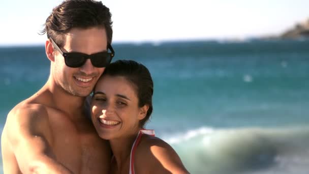 Selfie λήψη ζευγάρι στην παραλία — Αρχείο Βίντεο
