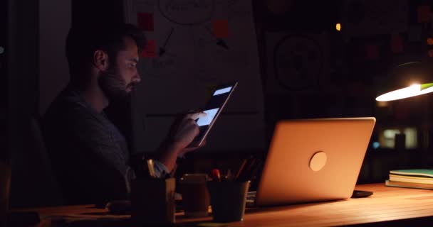 Empresário usando um tablet à noite — Vídeo de Stock