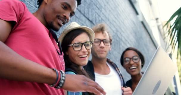 Jóvenes hipsters están buscando un portátil — Vídeos de Stock