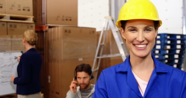 Magazzino lavoratore sorridente alla macchina fotografica — Video Stock