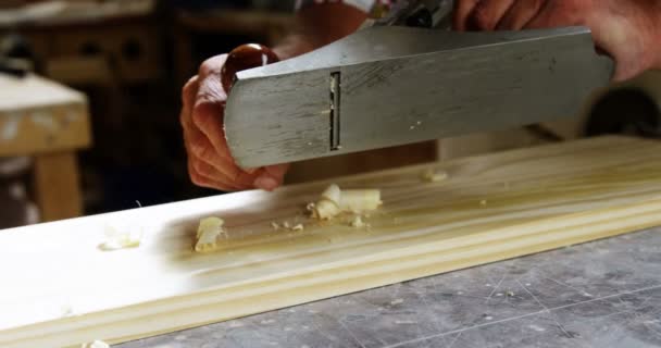 Ahşap zımpara marangoz eller üzerinde odaklanmak — Stok video