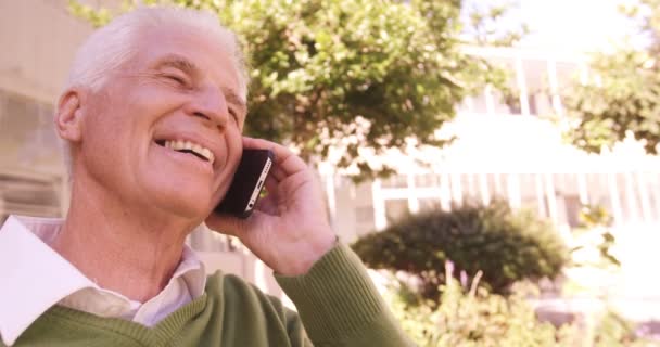 Hombre mayor hablando por teléfono móvil — Vídeos de Stock