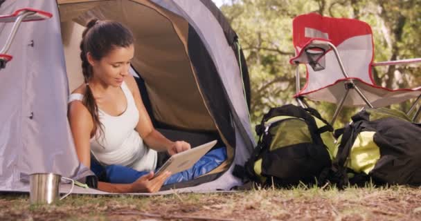 Çadır içinde oturan kadın — Stok video