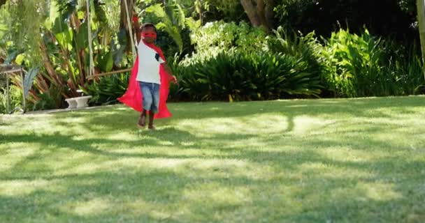 Мальчик бежит в костюме супергероя — стоковое видео