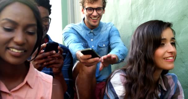 Hipsters mencari smartphone — Stok Video