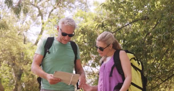 Pareja usando mapa para encontrar el camino — Vídeos de Stock