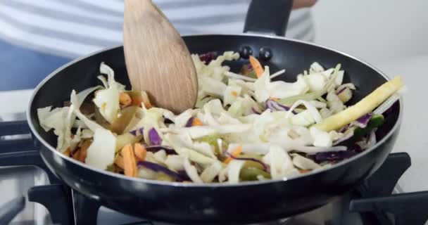 Mens die groenten kookt — Stockvideo