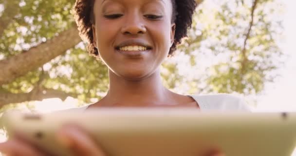 Wanita menggunakan tablet di taman. — Stok Video