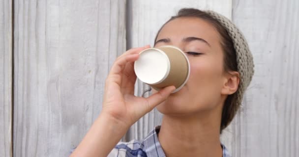 डिस्पोजेबल कप से कॉफी पीने वाली महिला — स्टॉक वीडियो