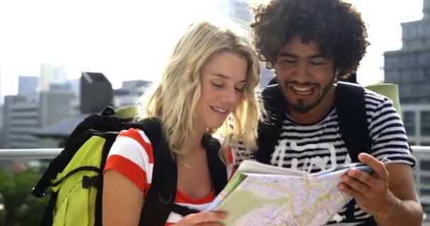 Hipster pareja buscando un mapa — Vídeo de stock