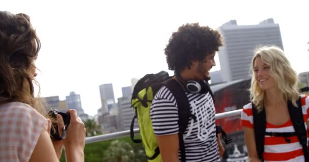 Hipster menina levando seus amigos na foto — Vídeo de Stock
