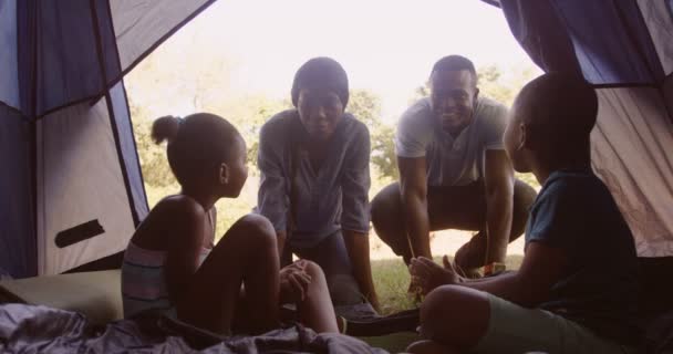 Обсуждение семьи в палатке — стоковое видео