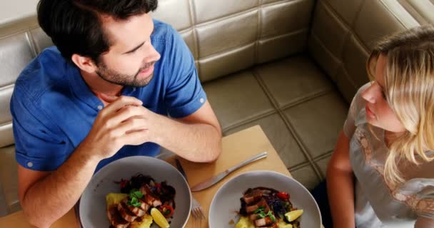 Casal tendo refeição — Vídeo de Stock