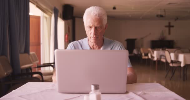 Senior man met laptop — Stockvideo