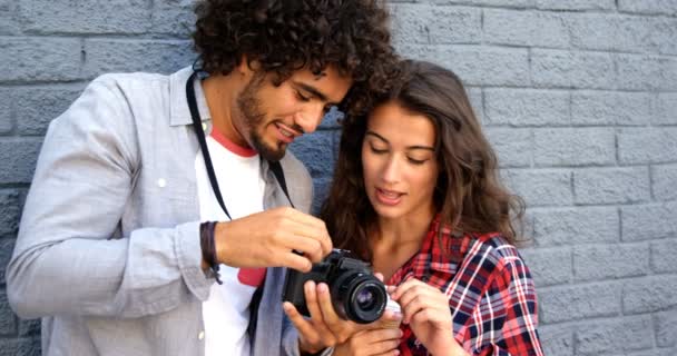 Amigos mirando fotos en la cámara — Vídeo de stock