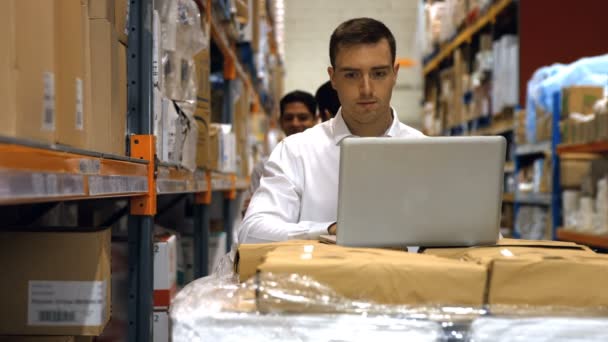 Supervisor trabajando en el ordenador portátil — Vídeos de Stock