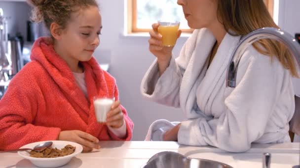 Madre e hija interactuando entre sí — Vídeos de Stock