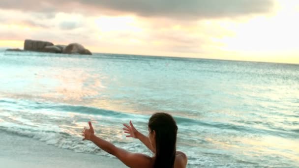 Mujer realizando yoga en la playa — Vídeo de stock