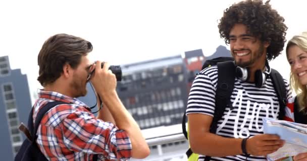Hipster menino levando seus amigos na foto — Vídeo de Stock