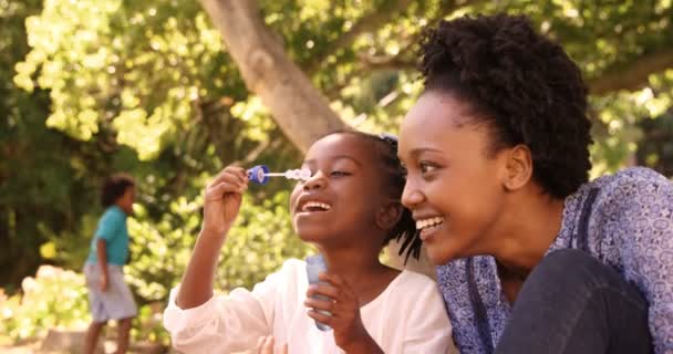 Mãe e filha estão brincando com bolha — Vídeo de Stock