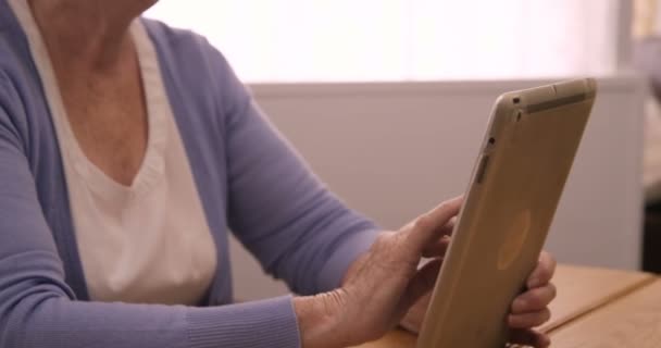 Mujer mayor usando tableta digital — Vídeos de Stock