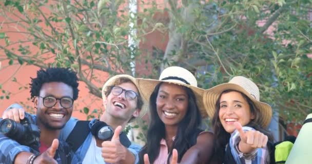 Studenti hipster con i pollici in su — Video Stock