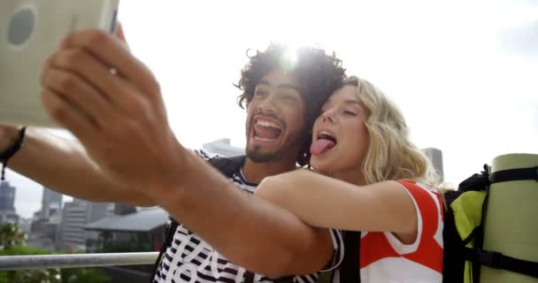 Couple prenant un selfie avec tablette numérique — Video