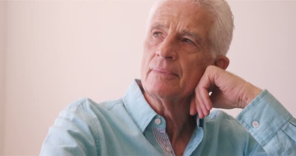 Задумчивый старший мужчина — стоковое видео