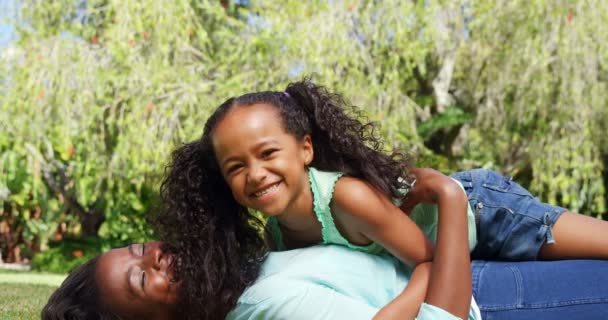 Mère couché et câlin fille — Video