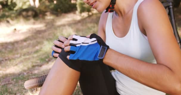 Mujer con rodilla lesionada que sufre de dolor — Vídeo de stock