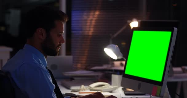 Homme d'affaires utilisant l'ordinateur la nuit — Video